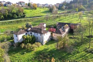 Rustico / Casale di 1000 m² con più di 5 locali a 