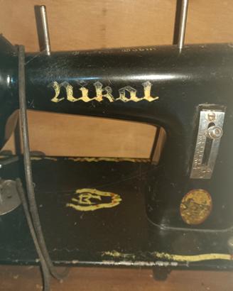 Macchina da cucire d'epoca Nikal