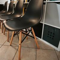 4 Sedie design nere con gambe in legno naturale 