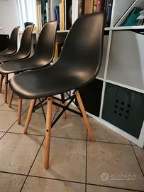 4 Sedie design nere con gambe in legno naturale 