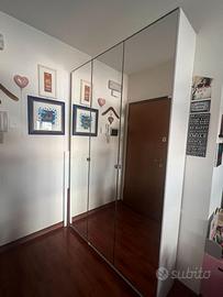 Guardaroba IKEA con ante specchio VIKEDAL