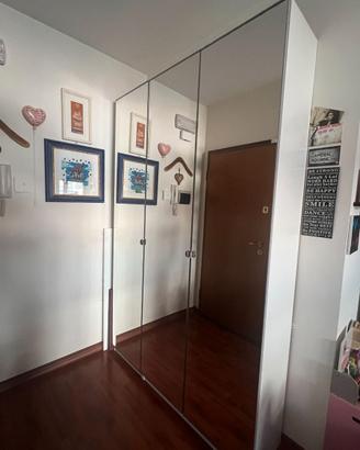 Guardaroba IKEA con ante specchio VIKEDAL