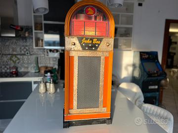Mobiletto vintage a forma di JukeBox