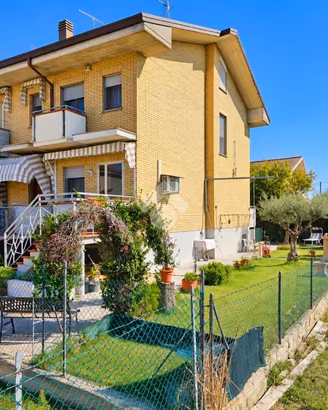 VILLA A SCHIERA D'ANGOLO A SAN GIOVANNI IN MARIGNA
