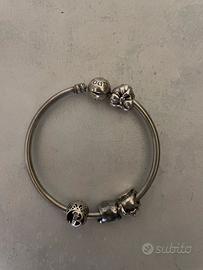 Bracciale rigido Pandora con 4 charm