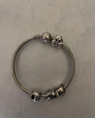 Bracciale rigido Pandora con 4 charm