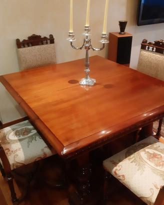 Tavolo in noce bionda del 700 con 6 sedie