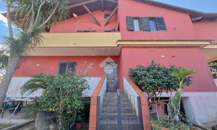 CASA SEMINDIPENDENTE A GIUGLIANO IN CAMPANIA