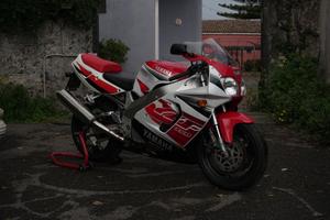 YAMAHA YZF FZR 750R 