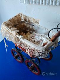 Mini carrozzina vintage con bambola 