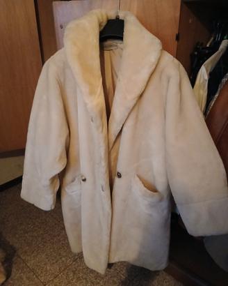 pelliccia ecologica bianca.