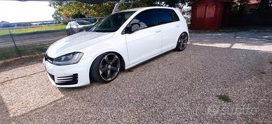 Volkswagen Golf 1.6 TDI DSG | Look GTD