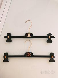 set 2 appendini Chanel in velluto nero a pinzq