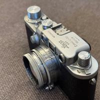 Rara Leica con obiettivo e custodia vintage