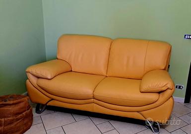 Divano giallo in pelle 