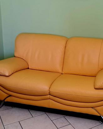 Divano giallo in pelle 