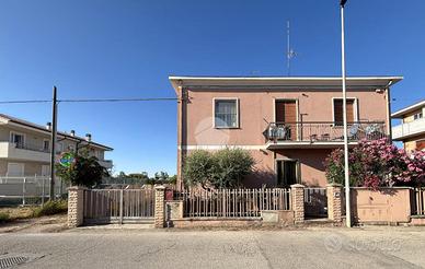 CASA SEMINDIPENDENTE A FANO