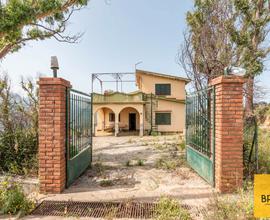 Villa panoramica con terreno a Cefalù