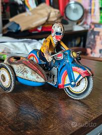 Moto vintage in latta con sidecar anni ’60 
