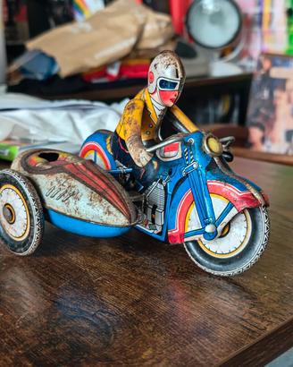 Moto vintage in latta con sidecar anni ’60 
