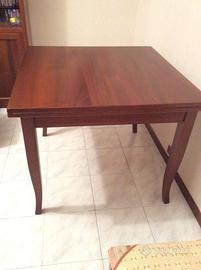 Tavolo classico in noce estensibile