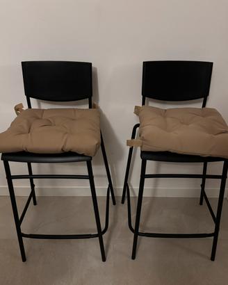Sgabelli neri Ikea con cuscini