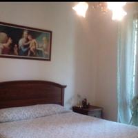 Camera matrimoniale: letto, cassettiera, comodini 