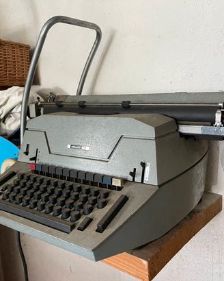 Macchina da scrivere Olivetti 84