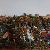 Presepe completo con paesaggio e statuine