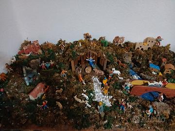 Presepe completo con paesaggio e statuine