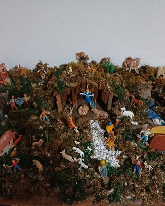 Presepe completo con paesaggio e statuine