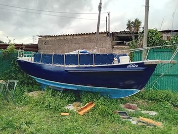 Piccola barca a vela cabinata diesel