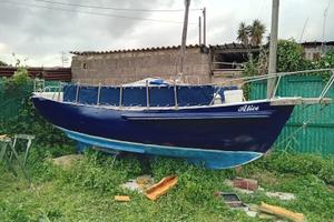 Piccola barca a vela cabinata diesel