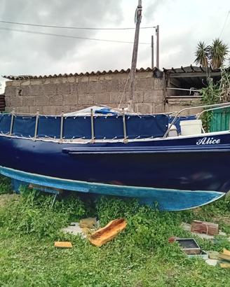 Piccola barca a vela cabinata diesel