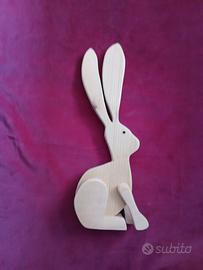 Lepre in legno massello. 