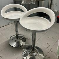 Sgabelli bianchi da bar