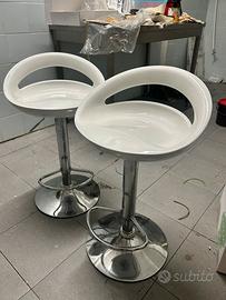 Sgabelli bianchi da bar