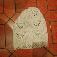 Berretto donna lavorato a maglia beige