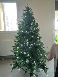 Albero di natale con luci e pigne