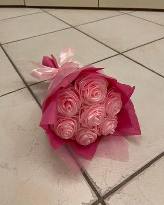 Bouquet di rose in raso fatto a mano