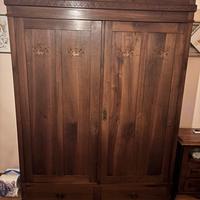 Armadio antico in legno massello