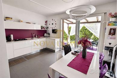 Porzione di Villa in Residence Privato: Eleganza,