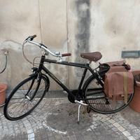 City bike elegante con borse laterali
