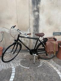 City bike elegante con borse laterali