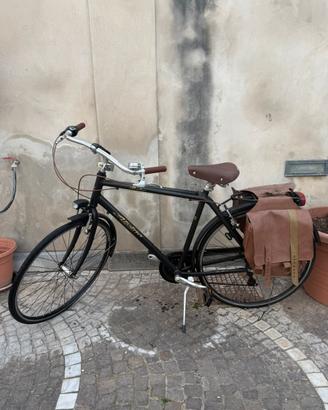City bike elegante con borse laterali