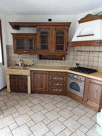 CUCINA RUSTICA IN LEGNO MASSELLO E MARMO