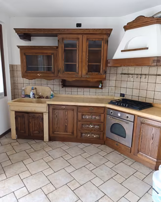 CUCINA RUSTICA IN LEGNO MASSELLO E MARMO