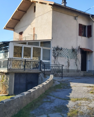 Casa bifamiliare con giardino