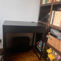 SCRIVANIA COMPATTA NERA IDEALE PER HOME OFFICE.