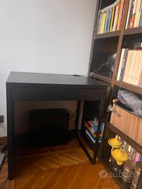 SCRIVANIA COMPATTA NERA IDEALE PER HOME OFFICE.